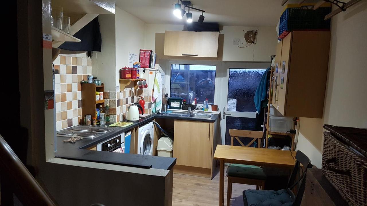 'Yellow Wood Micro Hostel-Eco Urban Bothy Style Very Basic But Cosy Redecorating But Cheap & Friendly Quiet Time Lockout 11Pm-7Am Bring Towel Or Hire Brecon Bagian luar foto