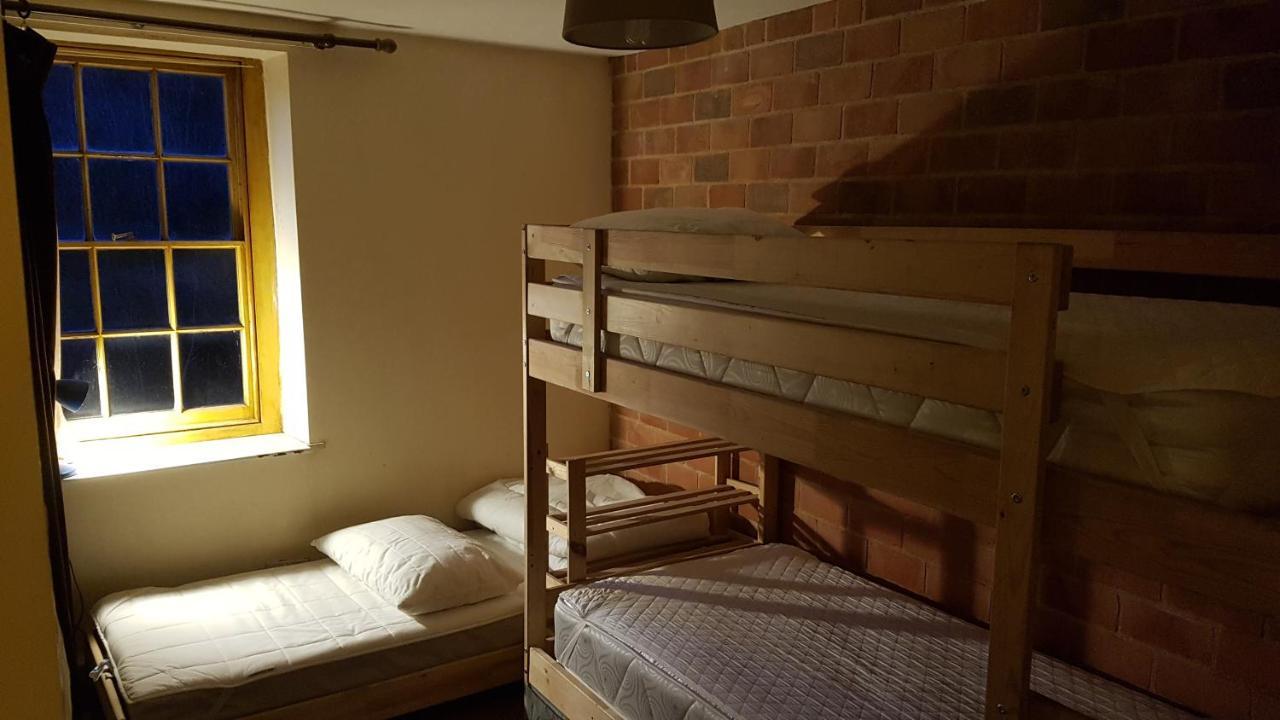 'Yellow Wood Micro Hostel-Eco Urban Bothy Style Very Basic But Cosy Redecorating But Cheap & Friendly Quiet Time Lockout 11Pm-7Am Bring Towel Or Hire Brecon Bagian luar foto