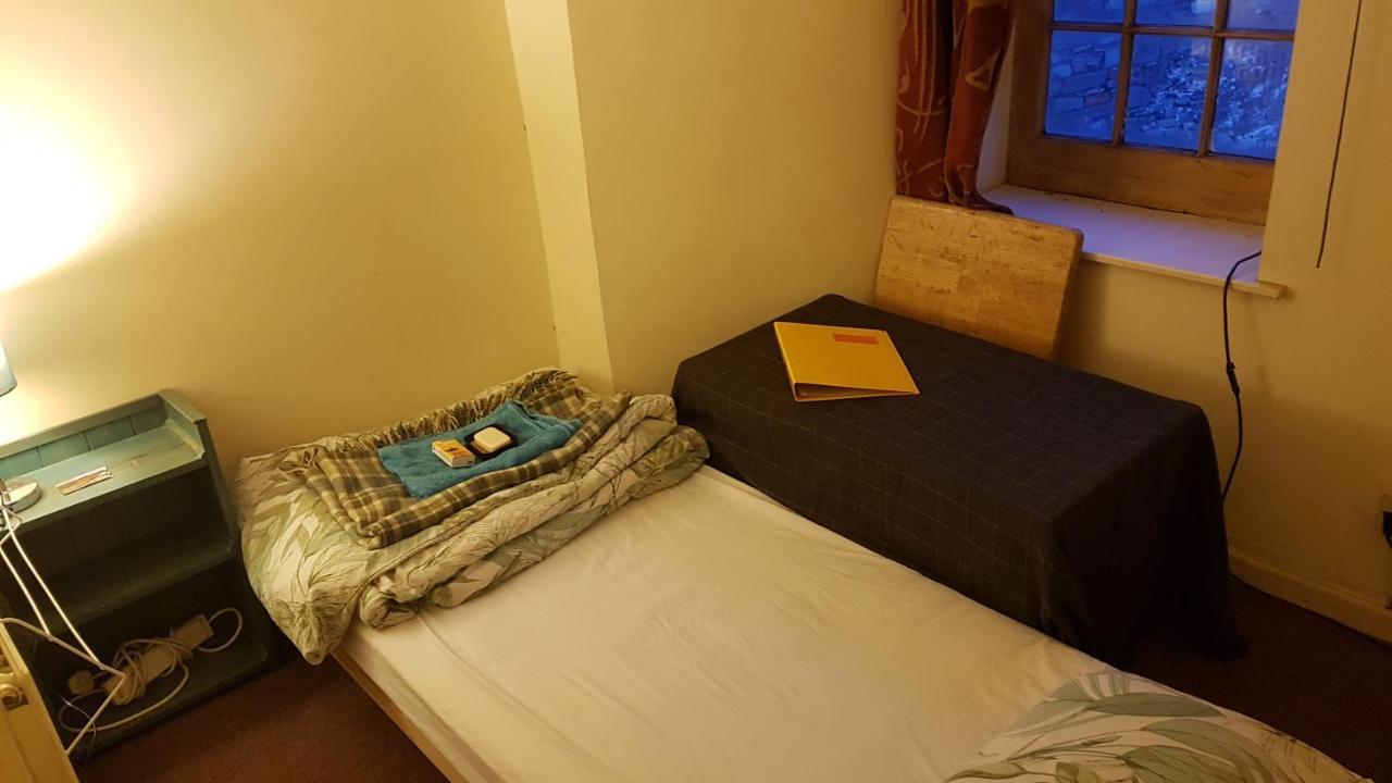 'Yellow Wood Micro Hostel-Eco Urban Bothy Style Very Basic But Cosy Redecorating But Cheap & Friendly Quiet Time Lockout 11Pm-7Am Bring Towel Or Hire Brecon Bagian luar foto