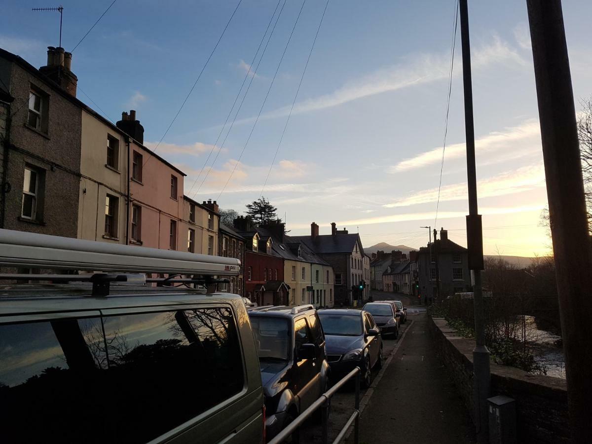 'Yellow Wood Micro Hostel-Eco Urban Bothy Style Very Basic But Cosy Redecorating But Cheap & Friendly Quiet Time Lockout 11Pm-7Am Bring Towel Or Hire Brecon Bagian luar foto