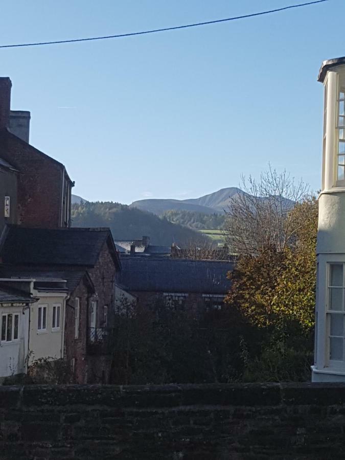 'Yellow Wood Micro Hostel-Eco Urban Bothy Style Very Basic But Cosy Redecorating But Cheap & Friendly Quiet Time Lockout 11Pm-7Am Bring Towel Or Hire Brecon Bagian luar foto