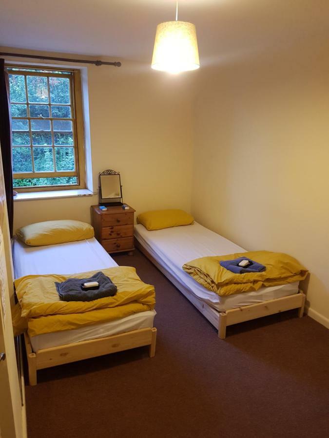 'Yellow Wood Micro Hostel-Eco Urban Bothy Style Very Basic But Cosy Redecorating But Cheap & Friendly Quiet Time Lockout 11Pm-7Am Bring Towel Or Hire Brecon Bagian luar foto